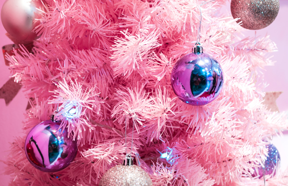Барби превзе и Коледа: На мода са розовите елхи