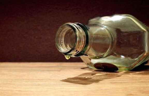 Меле за бутилка уиски на ученически купон