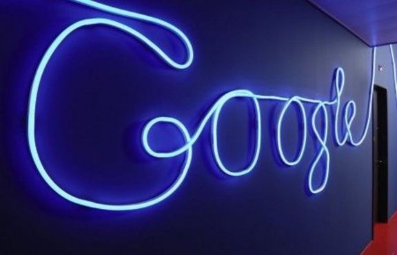 На 19 август 2004 година Google пуска на фондовата борса свои акции