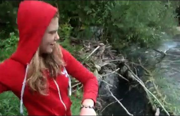 Шокиращо! Младо момиче убива малки кученца (+ видео)