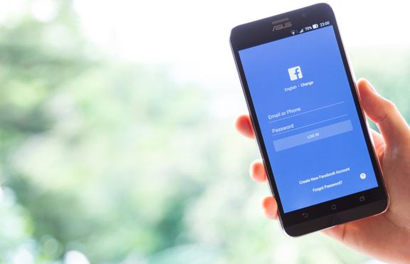 Защо социалната мрежа Facebook се превърна в лошия герой на 2016?