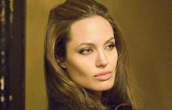 На Анджелина Джоли й е писнало от Дженифър Анистън
