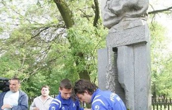 Откраднаха паметната плоча на Гунди от стадиона във Велико Търново