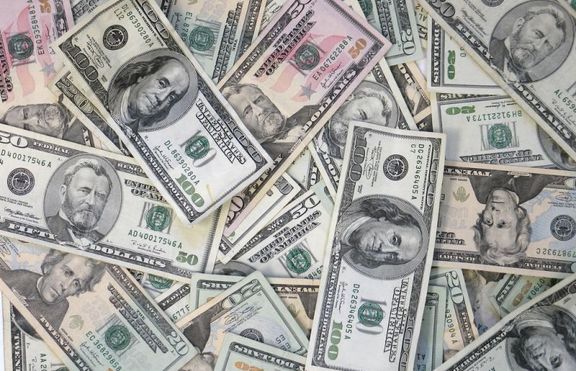 Мъж спечелил 3.5 милиона долара и дарил 1.5 от тях