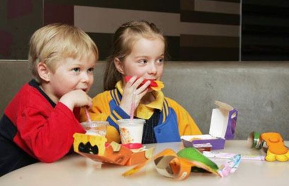 Забраниха играчките в Happy Meal със закон 