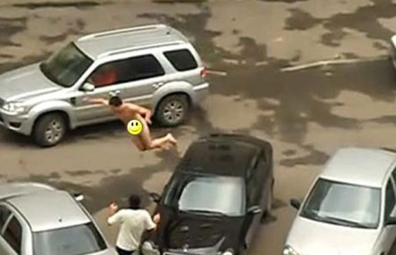 Гол руснак скача по покривите на коли (видео)