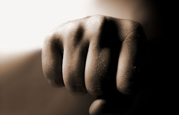 Гримьорка си направи фалшиви синини, осъди съпруга си за побой