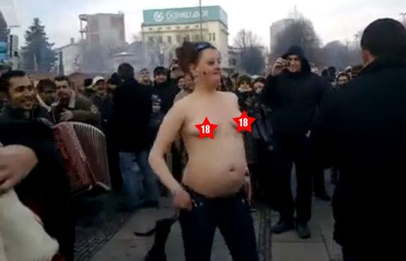 Срамота: млада жена се съблича насред центъра на Перник! (видео) /+18/ 