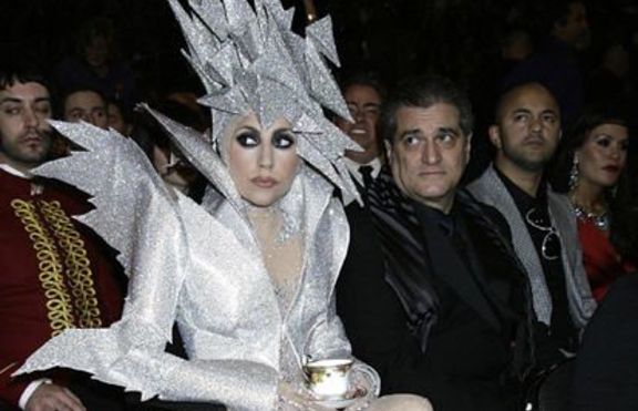 Lady GaGa продължава да провокира феновете си