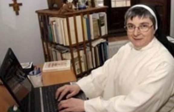 Изгониха монахиня от манастир заради Facebook 