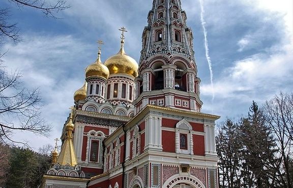 17 саркофага  с костите на загиналите в сраженията край Шипка се намират в криптата на храма в градчето