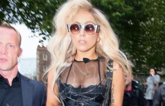 Lady GaGa създаде гривни, с които събира пари за пострадалите в Япония
