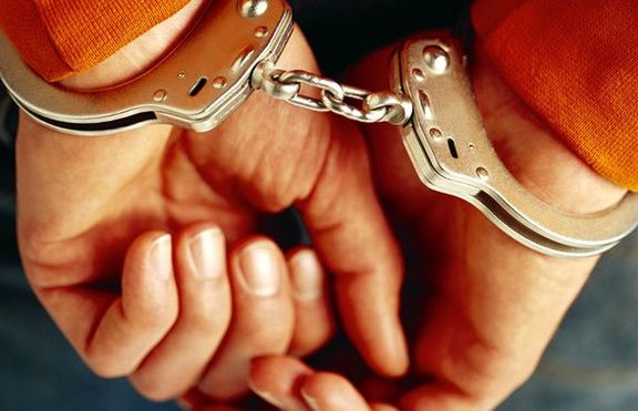 Баба стреля по къщата на съседа си, отказал да я целуне 