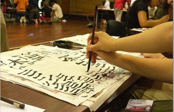 Мъж от Китай пише йероглифи с 43 части от тялото си