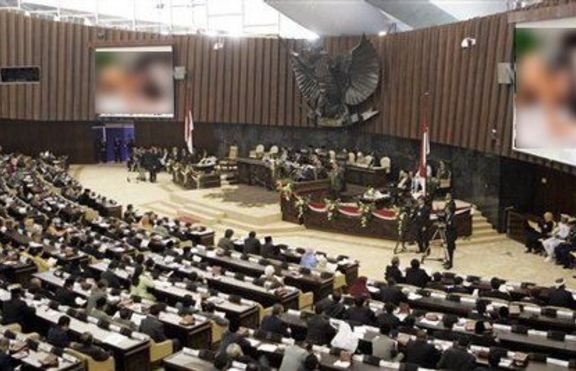 Депутат гледа порно по време на пленарно заседание в парламента 
