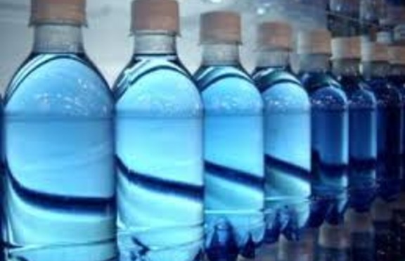 Тийнейджърка обича да си похапва пластмасови предмети
