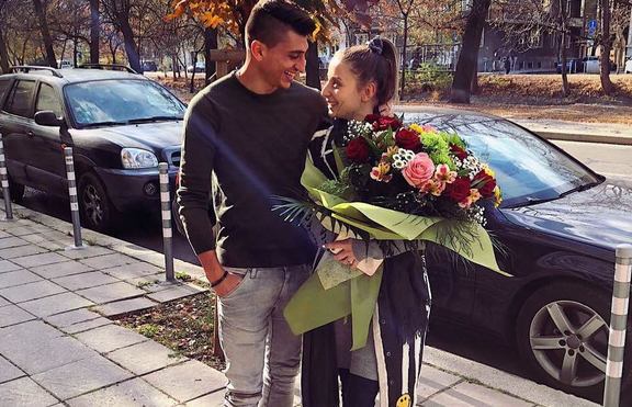 Михаела и Александър празнуват, певицата получи огромен букет