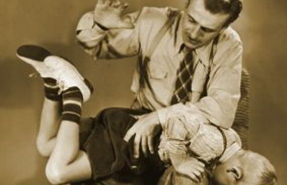 Родителите продължават да възпитават децата си чрез шамари