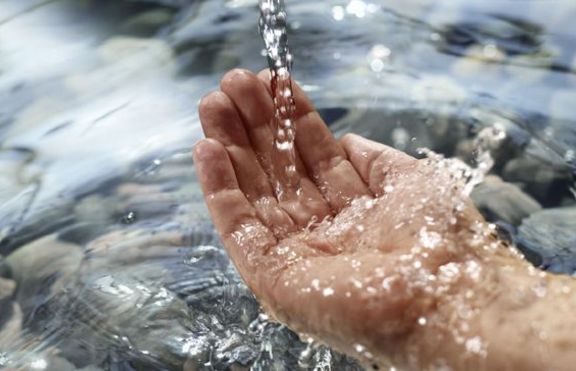 Защото кожата ни се набръчква, когато дълго време седим във вода?