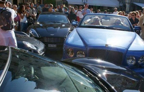 Блондинка начупи с Bentley-то си Mercedes, Ferrari, Porsche и Aston Martin 