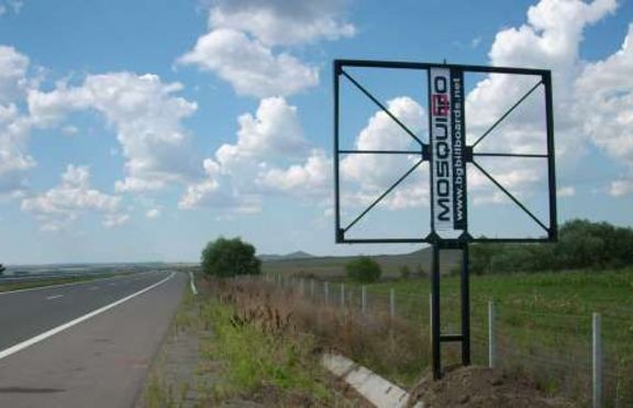 Тийнейджъри откраднаха билборд, влачат го по пътя София - Русе