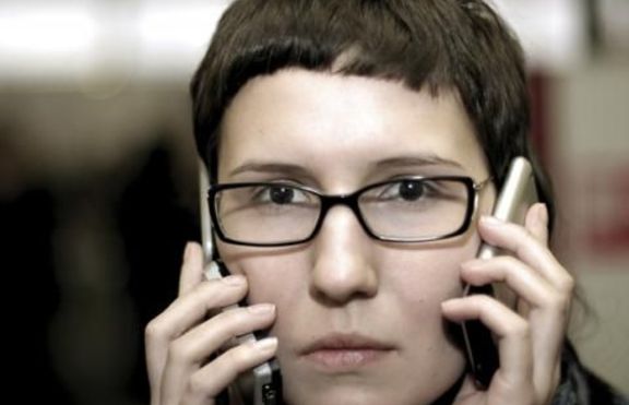 33% от хората са готови да се откажат от секс, но не и от GSM-а си