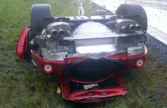 69-годишен дядо обърна по таван ... собственото си Ferrari 