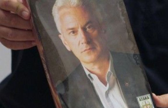 Волен Сидеров пусна бонбони с лика си и герба на партията
