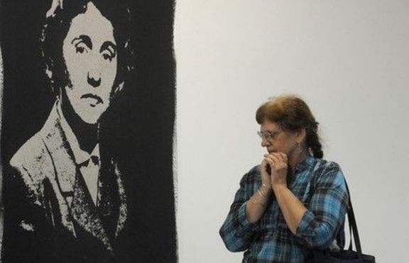 Художник рисува картини с човешка пепел 