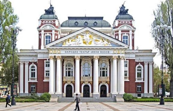 Стрелба пред Народния театър, 24-годишен младеж се бори за живота си