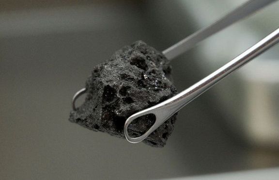 Арестуваха възрастна жена, опитала се да продаде камък от Луната 