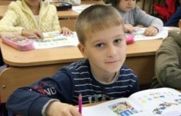 7-годишно хлапе без крака тренира езда и плуване