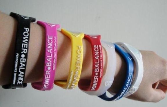 Не може научно да се докажат свойствата на гривните Power Balance