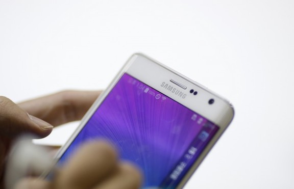 Печалбата на Samsung спада наполовина