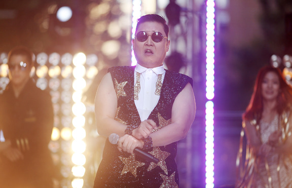 PSY е на път да детронира Джъстин Бийбър в YouTube