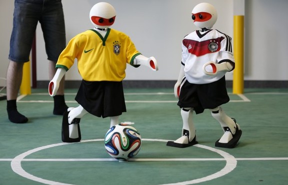 Роботи замениха футболните звезди в Бразилия