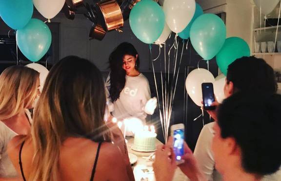 Селена Гомес посрещна рожден ден без гаджето