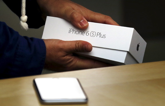 Стотици фенове на Apple и робот посрещнаха новия iPhone