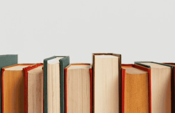 Как Ребека Ярос съчетава драма и романтика в книгите си?