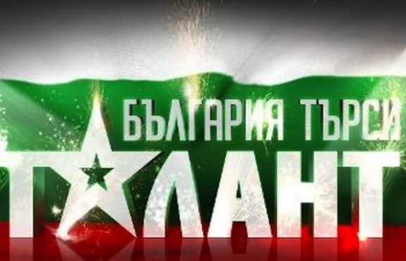 Мъж дърпа автомобил с члена си в 