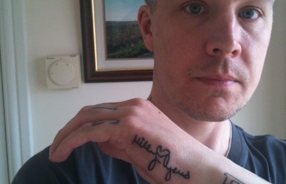 Фен показа 15-те си татуировки, посветени на Майли Сайръс (+снимки)