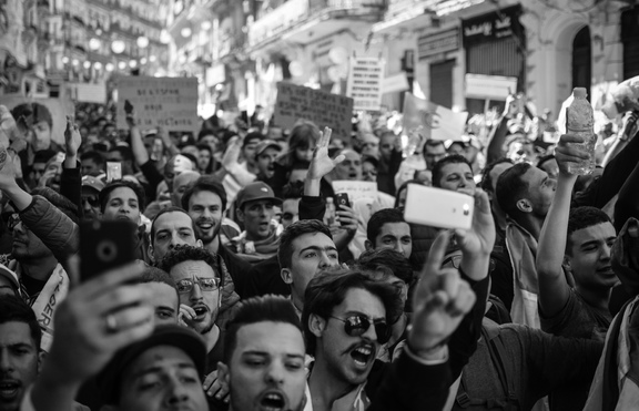 Какво правят зодиите по протести?