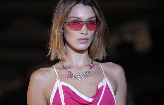 Бела Хадид - по секси бельо и с руса коса