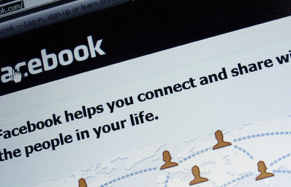Социалната мрежа Facebook комерсиализира приятелството