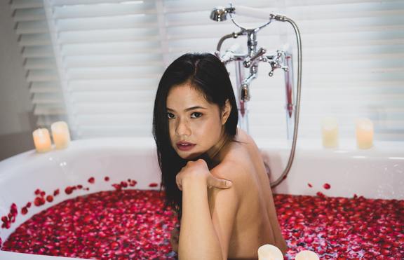 Пореден хит в Instagram: Снимки с цветя от ваната