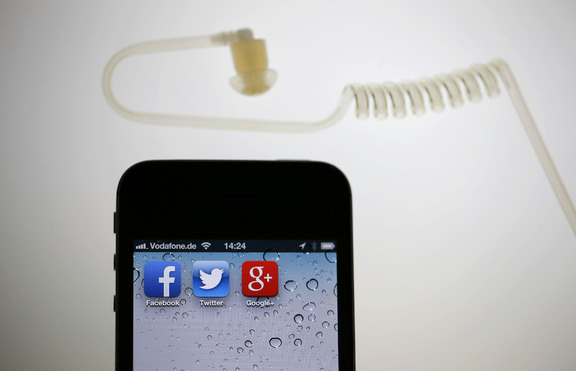Жена почина от токов удар, докато използвала iPhone-а си