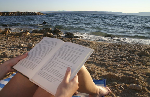 Книжките, които с кеф да четеш на плажа