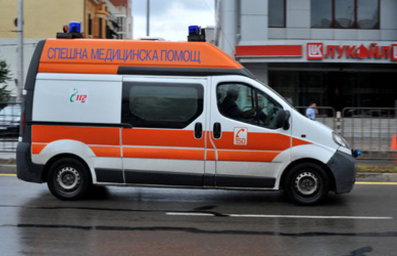 Десетки роми нападнаха линейка - уж била закъсняла