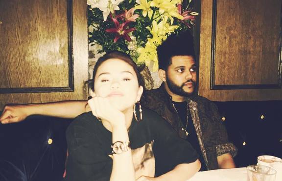 Селена Гомес страда по The Weeknd