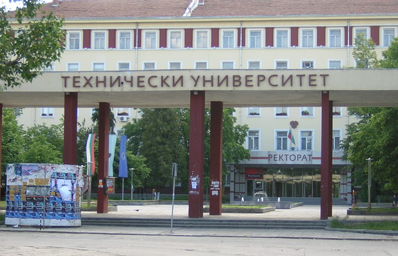Техническият университет ще намалява таксите на студенти-отличници